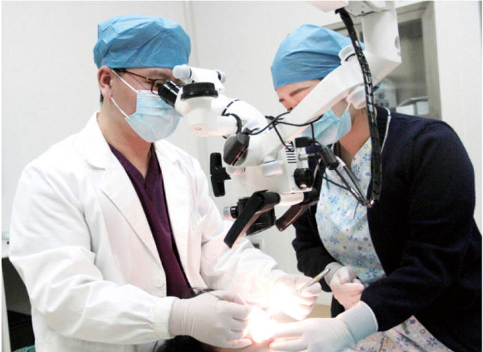 美奥口腔医生在手术中 美奥口腔医生在手术中